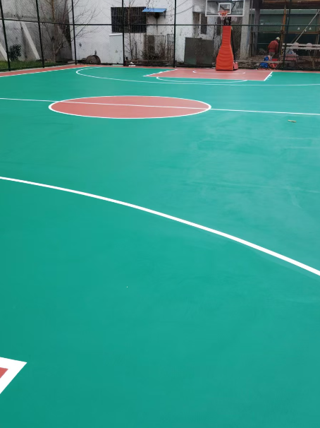 布尔津 球场长期使用易出现地面开裂